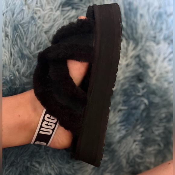 UGG slippers, size 8 - Picture 4 of 5